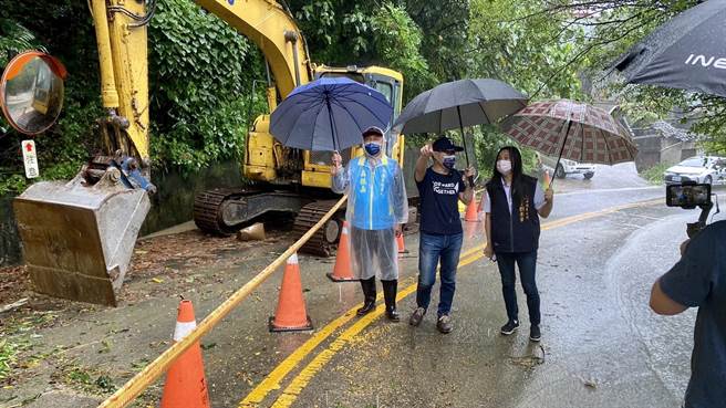 立委江启臣为了解修復进度与防灾准备，今天偕同石冈区长刘素幸、当地里长等，前往石冈区道路坍方处进行勘察。（民眾提供）