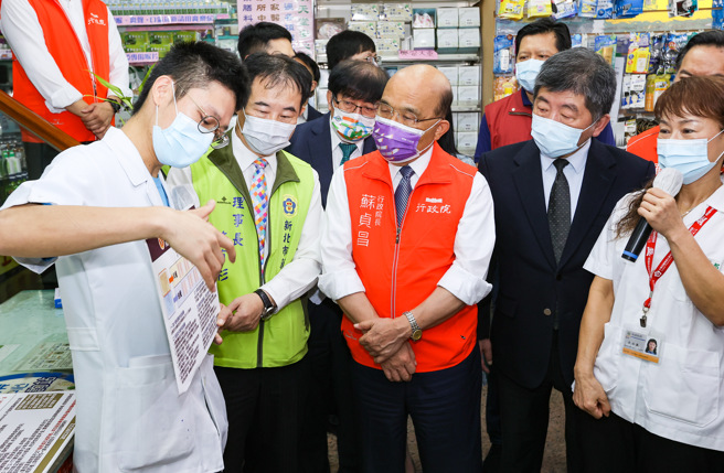行政院院长苏贞昌（中）由卫福部部长陈时中（右）陪同27日前往新北市欣民药局视察。（罗永铭摄）