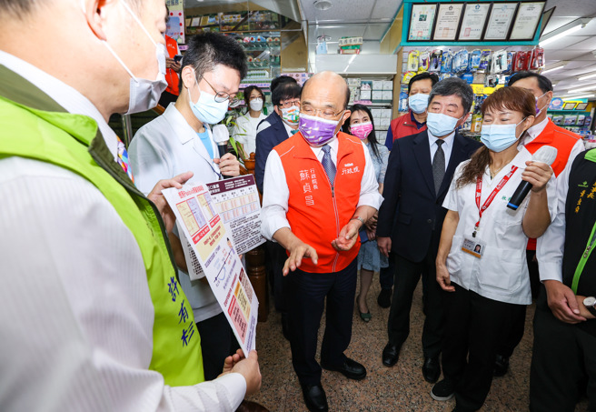 行政院院长苏贞昌（中）由卫福部部长陈时中（右）陪同27日前往新北市欣民药局视察。（罗永铭摄）