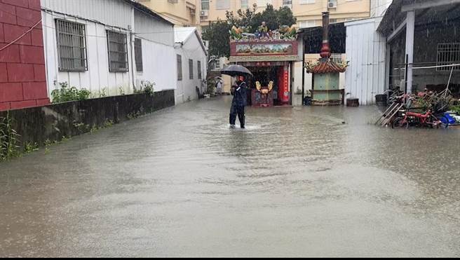 清水區南社里舊聚落因排水設計不良，常造成遇雨成災、積水不退。（民眾提供）