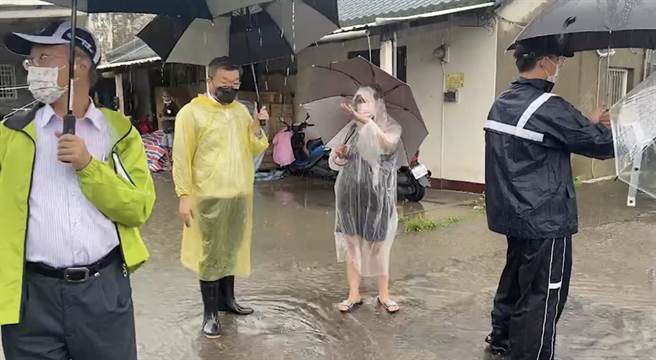 蔡其昌指出，清水區南社里舊聚落因排水設計不良，短期從第三河川局調派抽水設備應急。（民眾提供）