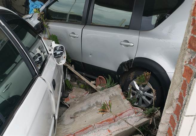 台南市玉井区27日早上发生一件轿车衝撞民宅车祸，不仅围墙被撞破，民宅内停放轿车也严重受损，幸好车上驾驶两老夫妻无大碍。(读者提供／刘秀芬台南传真)
