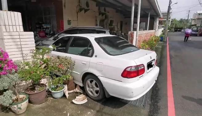 台南市玉井区27日早上发生一件轿车衝撞民宅车祸，不仅围墙被撞破，民宅内停放轿车也严重受损，幸好车上驾驶两老夫妻无大碍。(读者提供／刘秀芬台南传真)