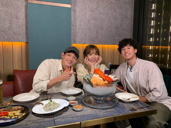 威廉（左起）、朵拉与风田主持的《食尚玩家热血48小时》深受观眾喜爱。（TVBS提供）