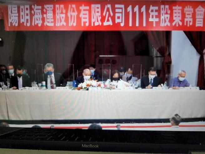 （阳明海运今日举行股东会，阳明董事长郑贞茂透露正在研议库藏股机制。图／邱莉玲）