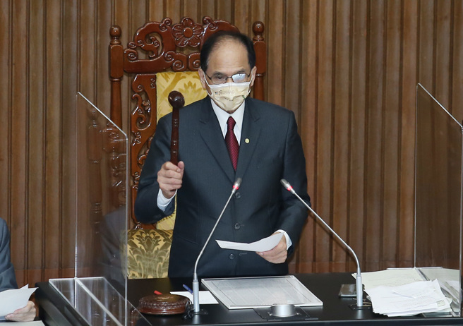 在院长游锡堃敲槌后，立法院27日院会三读通过「铁路法部分条文修正草案」（姚志平摄）