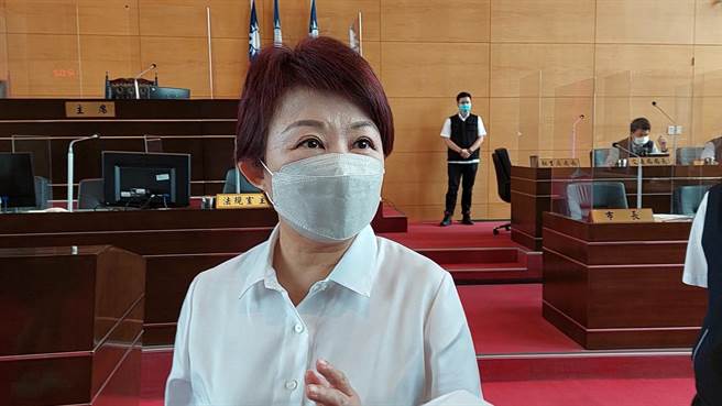 台中市長盧秀燕昨天宣布全市2歲至12歲兒童要普發每人2劑快篩試劑，中央今天則宣布0-6歲孩童每人可免費領取5劑，對此盧秀燕表示歡迎和肯定，也感謝中央聽見台中市的心聲。（謝瓊雲攝）