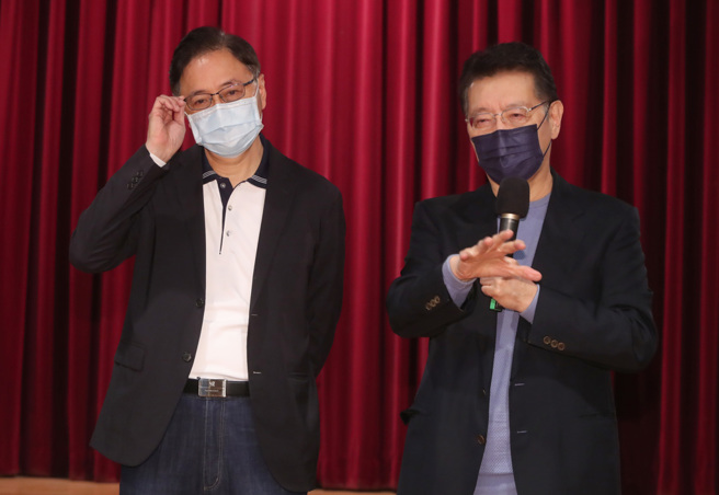 國民黨提名參選桃園市長的行政院前院長張善政（左），25日前往拜會中廣董事長趙少康（右），兩人在會面後出面回應媒體問題。（資料照／鄭任南攝）