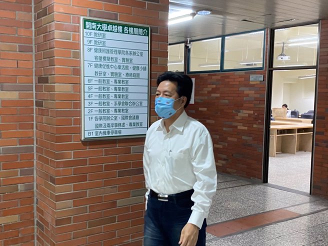 郑教授今到开南大学，为商学院 在职专班 的同学担任硕士论文口试委员。(取自郑宝清脸书)