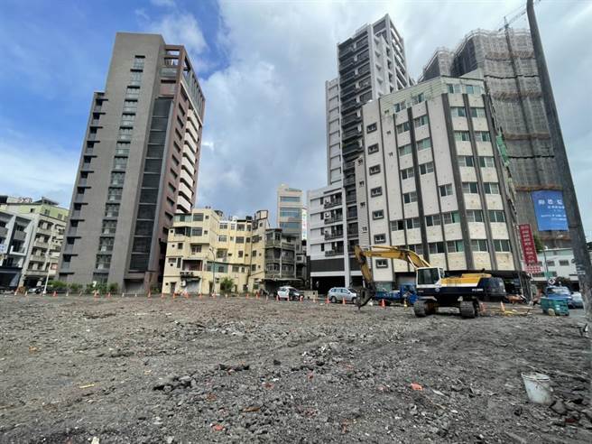 高雄市副市长林钦荣27日特地前往参加府北公园动土典礼，该座公园预计兴建100个工作天，于9月中旬完工，将会朝打造「高雄园」的方式设计，展现高雄在地特色。（洪浩轩摄）