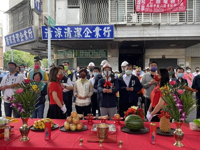 高雄市副市长林钦荣27日特地前往参加府北公园动土典礼，该座公园预计兴建100个工作天，于9月中旬完工，将会朝打造「高雄园」的方式设计，展现高雄在地特色。（洪浩轩摄）