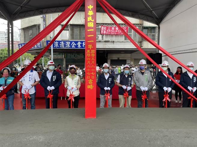 高雄市副市长林钦荣27日特地前往参加府北公园动土典礼，该座公园预计兴建100个工作天，于9月中旬完工，将会朝打造「高雄园」的方式设计，展现高雄在地特色。（洪浩轩摄）