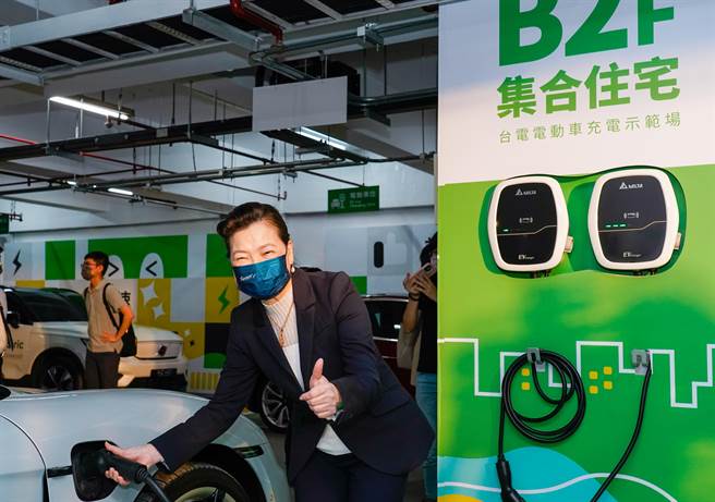 台电今天宣布5月30日推出电动车时间电价，尖离峰价格差4倍，经济部长王美花今天出席电动车示范场开幕，亲自拿起接头展示电车充电动作。(图／台电提供)