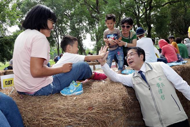 台南市长黄伟哲务实推动市政建设，施政满意度亮眼。（市府提供／洪荣志台南传真）