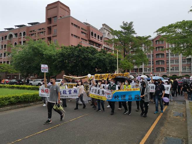 日前傳出停辦消息的台灣首府大學，學生組成自救會，24日遊行抗議陳情，要求原校畢業，校方停辦程序勿黑箱作業。(本報資料照片)