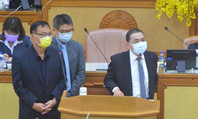 新北市長侯友宜（右）27日在市議會接受總質詢時表示，毛寶貝從出生、成長、照護、醫療、長照到善終，獲得完整照顧是市府責任，盼中央盡速制定寵物殯葬專法，提升毛孩福祉。（圖/ 中央社）