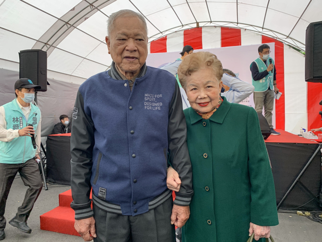 台北市長柯文哲的爸爸柯承發和媽媽何瑞英(右)。（資料照/鄧博仁攝）