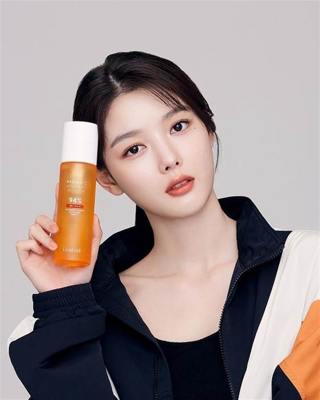 金裕贞拍摄兰芝维他命C净肤焕顏精露形象照。（兰芝提供）
