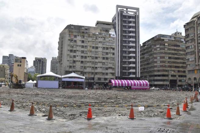 高雄城中城大楼经暗夜恶火成危楼，5月20日将原建物拆除完毕，改建公园27日动工；经与居民讨论，公园依地方意愿命名为「府北公园」，预计9月中旬完工。（图/ 中央社）