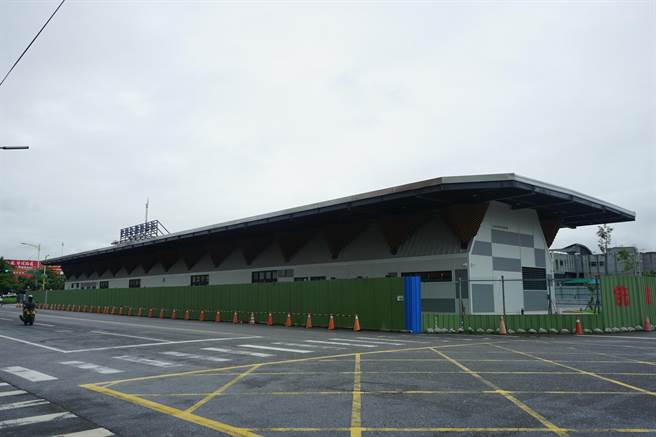 先期轉運站位於火車站前的國聯一路口，主體建物已完成，周邊道路改為單行後，交通號誌也會一併更動。（王志偉攝）