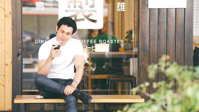 文化总会推出「福尔摩沙进香团」Vlog系列影片计画，邀请8国网红透过影片开箱台湾之美，第2集邀请来自宏都拉斯的男模费南多帕马（Fernando PalmaHn）探访台湾咖啡产业。（图/ 中央社）