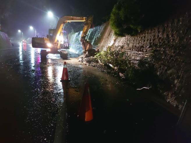 苗栗縣通霄鎮苗128線道發生邊坡坍塌，警方到場警戒並通報搶修。（通霄警分局提供／謝明俊苗栗傳真）