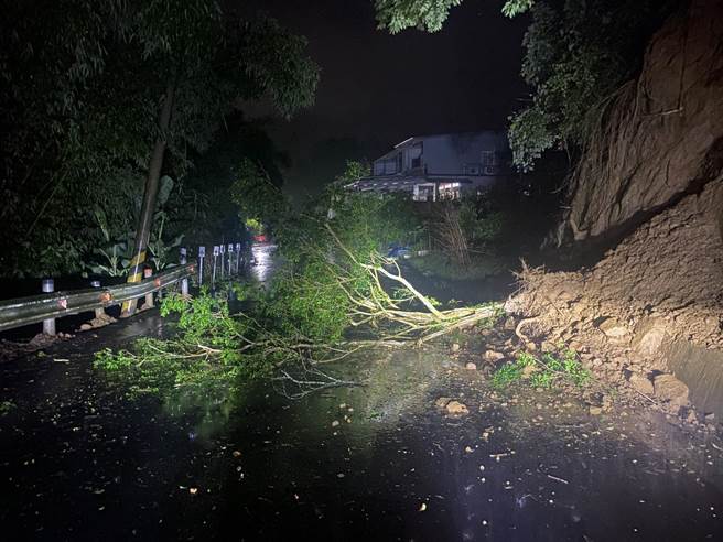 苗栗縣三灣鄉因豪大雨造成多處坍方。（頭份警分局提供／謝明俊苗栗傳真）