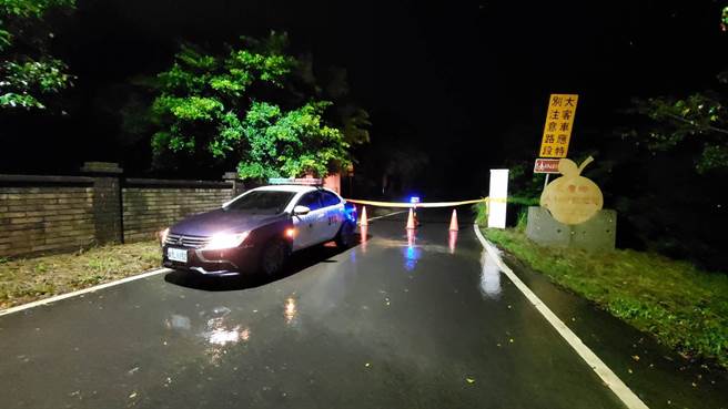 苗栗縣三灣鄉因豪大雨造成多處坍方。（頭份警分局提供／謝明俊苗栗傳真）