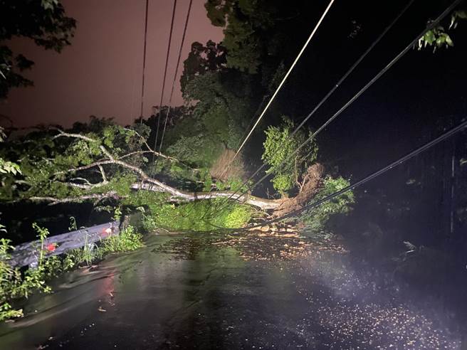 苗栗縣三灣鄉因豪大雨造成多處坍方。（頭份警分局提供／謝明俊苗栗傳真）