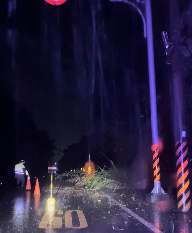 苗栗縣三灣鄉因豪大雨造成多處坍方。（頭份警分局提供／謝明俊苗栗傳真）