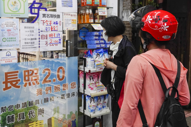 指挥中心今公布再新增照顾型机构及弱势民眾2类人发放免费快筛。图为第一轮快筛实名制民眾抢购的画面。（本报系资料照）