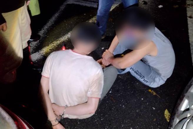 嘉义县警方在阿里山丰山村查获2名越南逃逸移工盗伐桧木，执行拦检时窃嫌拒检加速衝撞拦检点，撞击侦防车后失控卡在山壁无法动弹，员警立即上前围捕，当场人赃俱获。（图/ 中央社）