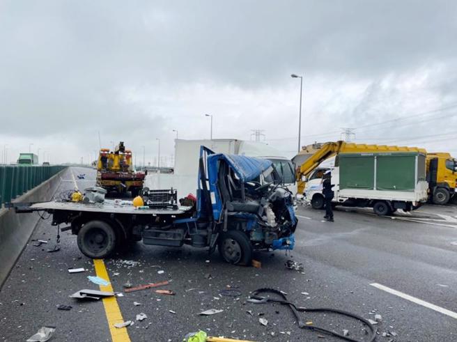  国道3号北上和美路段27日疑似因大雨视线不佳，先后发生2起追撞事故，总计有8辆车，2人轻伤送医，事故路段也因车祸封闭。（图/ 中央社）