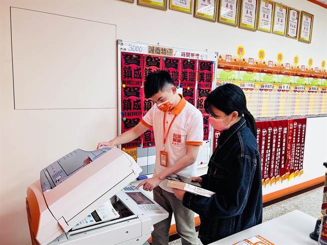台湾房屋集团以行动力挺家长，各直营门市提供免费居家作业资料的影印与列印服务，共享资源，「疫」起挺过疫情，让台湾更温暖！(台湾房屋提供)