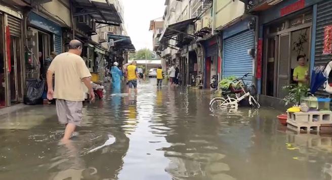 受锋面影响，彰化地区26日晚间开始降下大雨，彰化伸港乡彰新路7段及新港路因地势低洼，多处淹水，水深到小腿，还淹进民宅。（图/ 中央社）