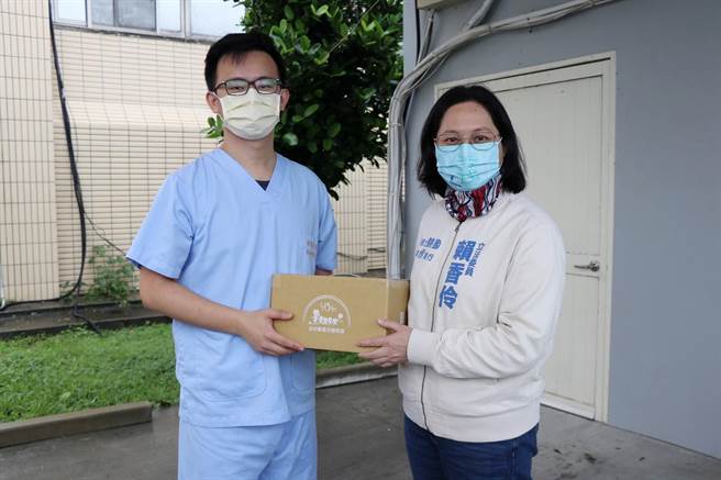 民眾黨桃園市長參選人賴香伶今到國軍桃園總醫院慰勞醫護人員，急診醫師楊大緯相信，同仁心裡會得到一些安慰。（蔡明亘攝）