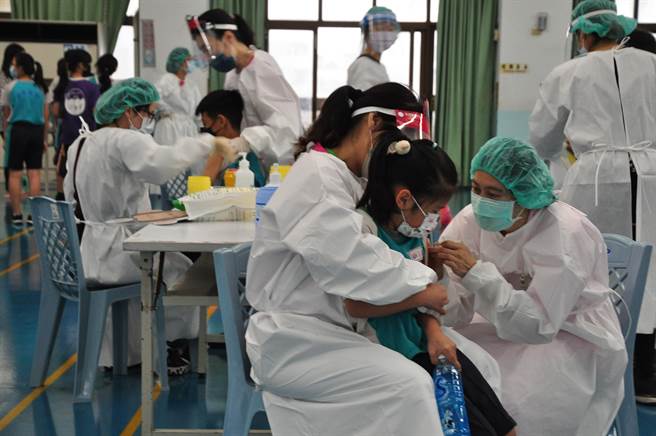 台中市今天包括社口、北勢國小及善水國中小，三校共約1703名學童開打，施打速度六都第二。（台中市政府提供）