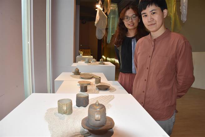 同样毕业自台南艺术大学应美所的詹昀轩（前）、陈美聿在苗栗陶磁博物馆联手展出陶艺织品作品。（谢明俊摄）