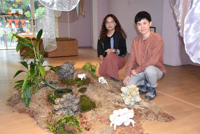 詹昀轩（前）、陈美聿在苗栗陶磁博物馆联手展出陶艺织品作品，展场都由两人规画设计。（谢明俊摄）