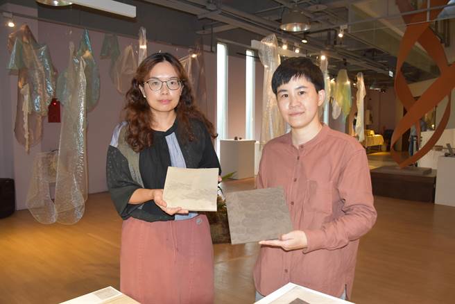 同样毕业自台南艺术大学应美所的詹昀轩（右）、陈美聿在苗栗陶磁博物馆联手展出陶艺织品作品。（谢明俊摄）