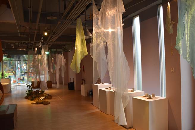 同样毕业自台南艺术大学应美所的詹昀轩（前）、陈美聿在苗栗陶磁博物馆联手展出陶艺织品作品。（谢明俊摄）