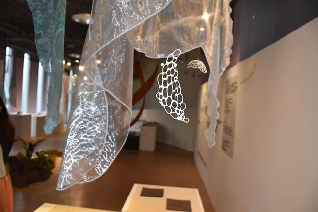 新创陶艺家詹昀轩、陈美聿在苗栗陶磁博物馆联手展出陶艺织品作品，展场由2人自行规画设计。（谢明俊摄）