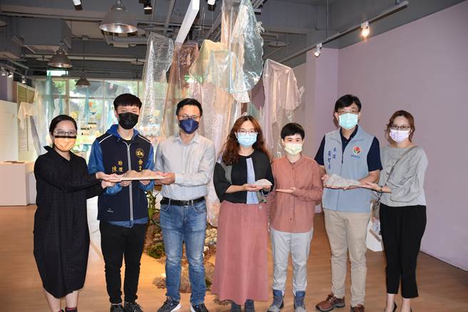 苗栗县府全力推动在地青年文创产业，县府参议黄智群到场致意。（谢明俊摄）