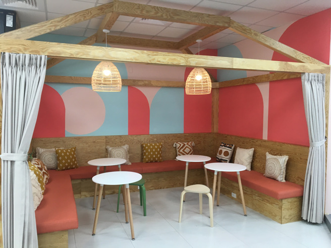 服务中心提供优良环境，让寻求协助的女性移工能在此放松身心。（图／桃园市政府提供）