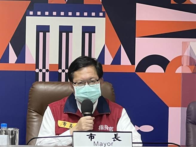 桃园市长郑文灿说明疫情，指桃园致死率每万有0.65人，而全国致死率是每万人4.99人，分析原因是桃园长者疫苗接种率高。（桃园市新闻处提供）