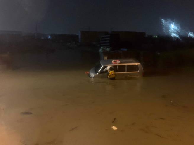 台61平面道遭淹没，一台车辆险遭淹没，警消用救生圈救出差点灭顶女驾驶。(大园分局提供)
