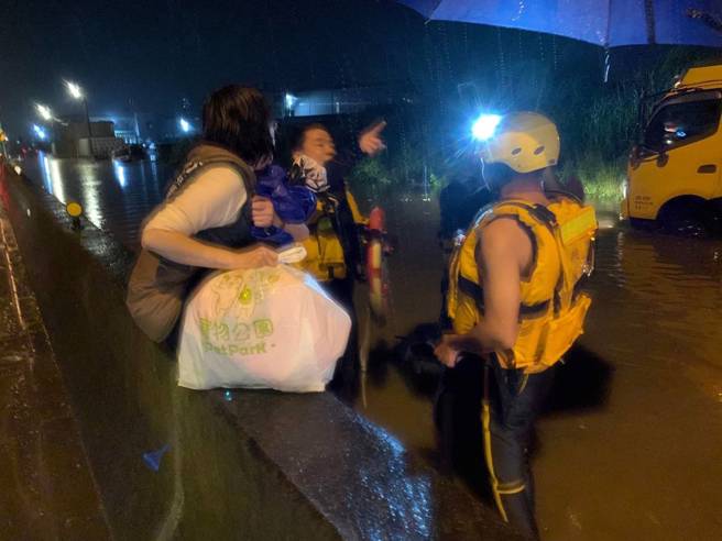 台61平面道遭淹没，一台车辆险遭淹没，警消用救生圈救出差点灭顶女驾驶。(大园分局提供)