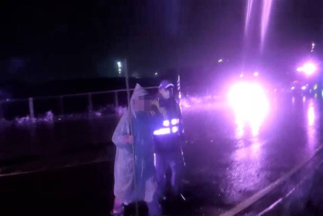 台61平面道遭淹没，一台车辆险遭淹没，警消用救生圈救出差点灭顶女驾驶。(大园分局提供)