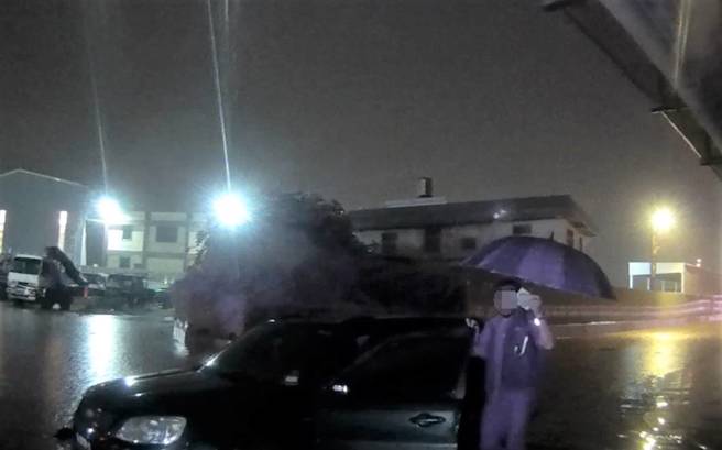 台61平面道遭淹没，一台车辆险遭淹没，警消用救生圈救出差点灭顶女驾驶。(大园分局提供)