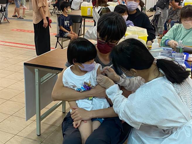 新竹市27日起一连两天启动「幼儿园专案」，今天上午短短3个小时，就施打了1008名幼儿，打气爆满。（陈育贤摄）
